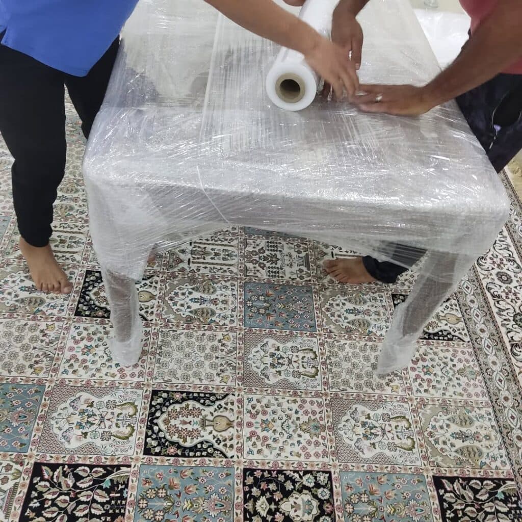 شركة نقل عفش في الكويت — خدمات احترافية لنقل آمن وسريععند الانتقال إلى منزل جديد أو تغيير مقر العمل، تصبح عملية نقل الأثاث خطوة حساسة تحتاج إلى خبرة وتنظيم دقيق. لذلك يزداد البحث عن شركة متخصصة تقدم خدمات متكاملة تضمن سلامة الأثاث وسرعة التنفيذ. الاعتماد على شركة نقل عفش في الكويت محترفة لا يوفر الوقت والجهد فقط، بل يحمي أيضًا المقتنيات من التلف والخدوش ويمنح العميل تجربة انتقال مريحة وخالية من القلق.لماذا تحتاج إلى شركة نقل عفش محترفة؟نقل الأثاث ليس مجرد تحميل ونقل قطع من مكان لآخر، بل عملية منظمة تشمل التخطيط، والفك، والتغليف، والنقل، وإعادة التركيب. الأثاث الحديث يحتوي على أجزاء دقيقة ومفصلات تحتاج إلى تعامل احترافي لتجنب التلف أو فقدان القطع الصغيرة. ولهذا السبب يعتمد الكثير من العملاء على فرق عمل مدربة تمتلك الخبرة في التعامل مع جميع أنواع الأثاث المنزلي والمكتبي.الشركات المحترفة تستخدم أدوات متخصصة وتقنيات حديثة تضمن نقل القطع الثقيلة والكبيرة بأمان، مثل غرف النوم والخزائن والمطابخ. كما توفر سيارات نقل مجهزة ومبطنة من الداخل لحماية الأثاث من الصدمات أثناء الطريق.خدمات نقل العفش المتكاملة1. فك وتركيب الأثاث باحترافيةتبدأ عملية النقل بخدمة فك الأثاث بطريقة منظمة تحافظ على جميع المكونات. يتم ترقيم القطع وحفظ المسامير والمفصلات في عبوات مخصصة، مما يسهل إعادة التركيب لاحقًا دون أي فقدان. بعد النقل، يقوم الفنيون بإعادة تركيب الأثاث بدقة تضمن ثباته واستعادته لوظيفته الأصلية.تتعامل فرق العمل أيضًا مع الأثاث الجاهز الذي يتطلب معرفة دقيقة بطريقة التجميع مثل منتجات IKEA، حيث يتم التركيب وفق التعليمات الصحيحة لضمان المتانة والأمان.2. تغليف احترافي لحماية الأثاثالتغليف هو المرحلة الأهم في حماية المقتنيات أثناء النقل. تستخدم الشركات المتخصصة مواد عالية الجودة مثل:البلاستيك الفقاعي لامتصاص الصدماتالنايلون المطاطي لحماية الأسطحالكرتون المقوى للأجزاء الحساسةأغطية خاصة للزجاج والمراياهذا التغليف يمنع الاحتكاك المباشر ويحافظ على الأثاث بحالته الأصلية حتى بعد الوصول للموقع الجديد.3. نقل آمن بسيارات مجهزةتعتمد شركات نقل العفش على سيارات مغلقة ومجهزة بأنظمة تثبيت داخلية تمنع حركة الأثاث أثناء السير. كما يتم توزيع القطع داخل المركبة بطريقة مدروسة تحافظ على توازن الحمولة وتمنع الضغط على الأجزاء الضعيفة.4. استخدام الأوناش لرفع وتنزيل الأثاثفي المباني المرتفعة أو المداخل الضيقة، يتم استخدام الأوناش الهيدروليكية لرفع وتنزيل الأثاث بأمان. هذه التقنية تقلل من مخاطر الكسر وتسرّع عملية النقل بشكل ملحوظ، خاصة عند نقل القطع الكبيرة والثقيلة.5. خدمة التخزين المؤقتتوفر بعض الشركات خدمة تخزين الأثاث في مستودعات آمنة وجافة عند الحاجة. يتم حفظ القطع مغلفة بالكامل داخل مخازن مراقبة لحمايتها من الرطوبة والغبار إلى حين تسليمها في الموقع الجديد.مميزات أفضل شركة نقل عفشعند اختيار شركة نقل أثاث موثوقة، هناك مجموعة من المعايير التي تضمن جودة الخدمة:خبرة طويلة في مجال النقل والفك والتركيبعمالة مدربة على التعامل مع الأثاث الثقيل والحساسالتزام كامل بالمواعيد المتفق عليهاأسعار واضحة دون رسوم خفيةخدمة عملاء متوفرة للمتابعة والدعممعدات حديثة وسيارات مجهزةضمان سلامة الأثاث أثناء النقلهذه المعايير تعكس احترافية الشركة وتمنح العميل الثقة في جودة التنفيذ.أهمية التخطيط المسبق لعملية النقلالتخطيط الجيد هو أساس نجاح عملية نقل العفش. تبدأ الشركات المحترفة بمعاينة الموقع وتحديد حجم العمل ووضع خطة زمنية دقيقة. كما يتم تحديد عدد العمال والمعدات المطلوبة مسبقًا لضمان تنفيذ المهمة بسرعة وكفاءة.التنظيم المسبق يقلل من احتمالات التأخير أو الأخطاء، ويساعد على إتمام عملية النقل دون فوضى